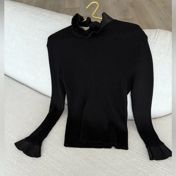 OSCAR DE LA RENTA , Black Ribbed Long Sleeve Top with Pleated Collar and cuffs - Picture 4 of 10